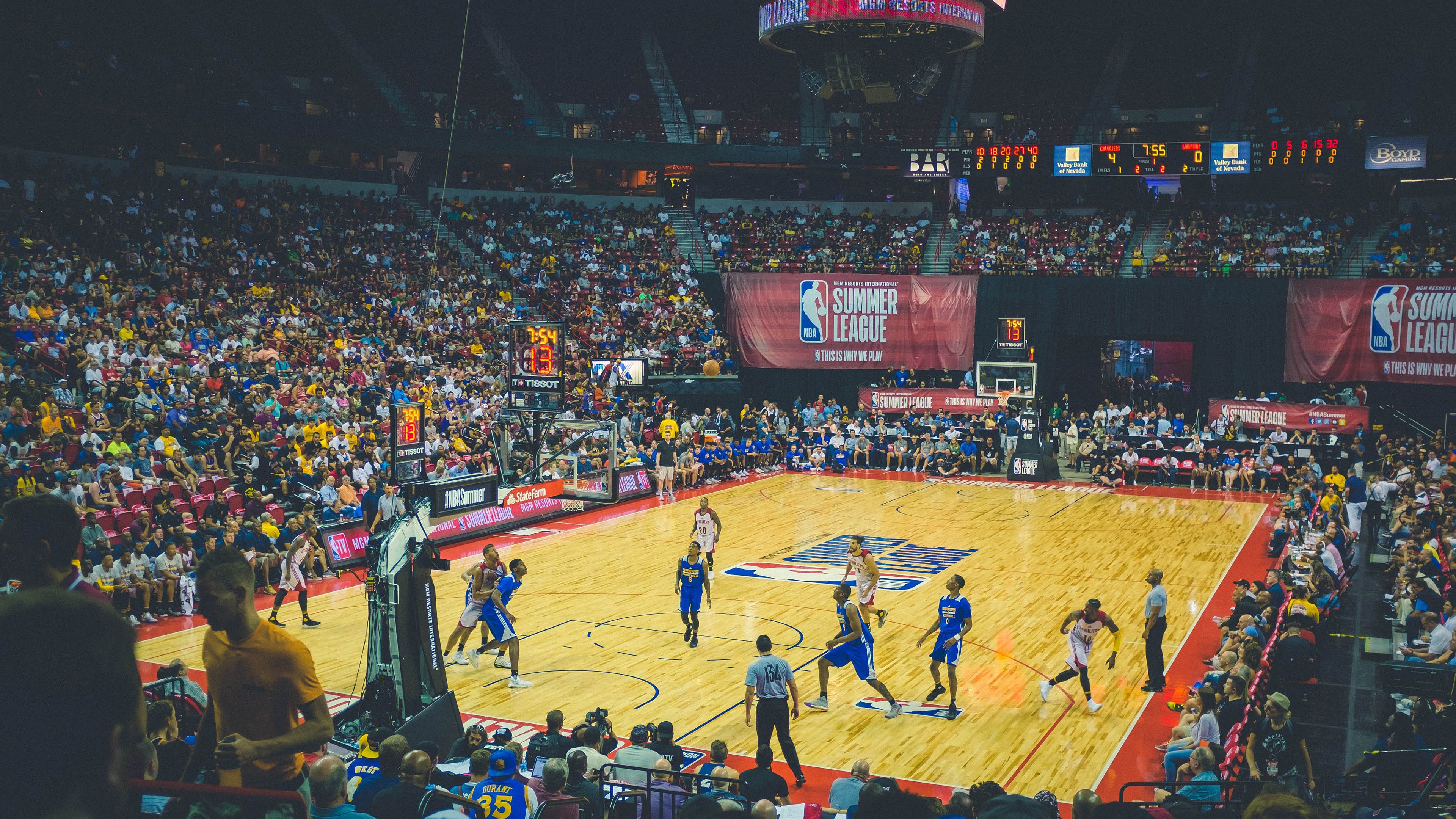 贝蒂斯强压佛罗伦萨，罗德里连续得分拉开差距，当战术齿轮精准咬合