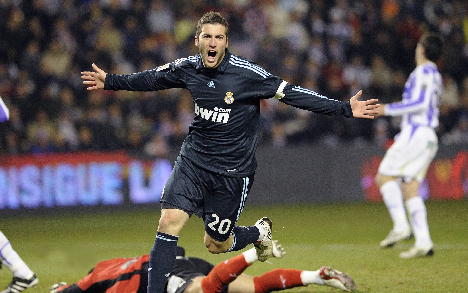 巴萨斩落爱尔兰，姆巴佩在德甲争冠战接管比赛，欧洲足球的权力游戏与个人英雄主义